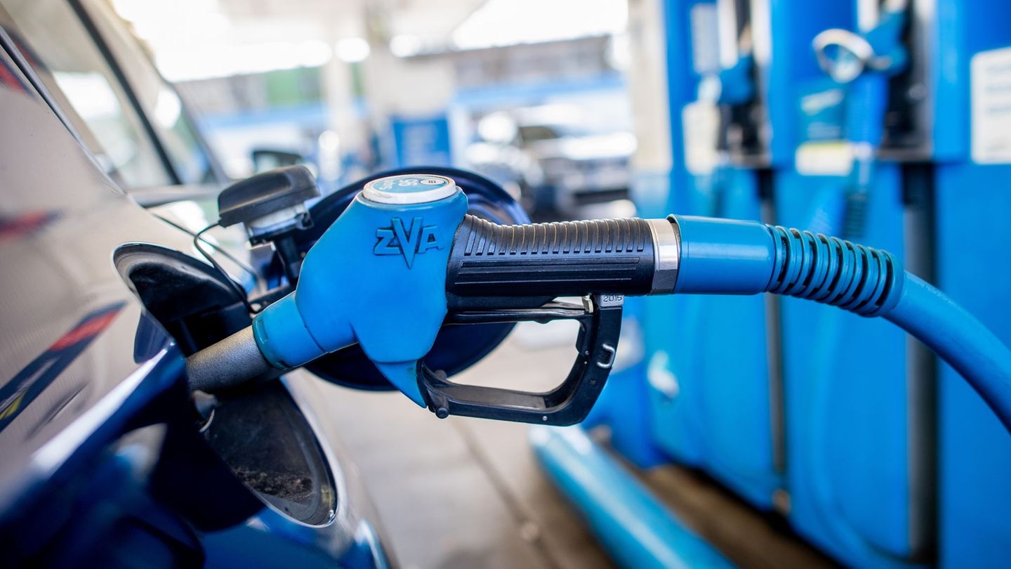Eine Frau fuhr von der Tankstelle, ohne die Zapfpistole aus der Tanköffnung zu nehmen. (Symbolbild) Foto: Hauke-Christian Dittri
