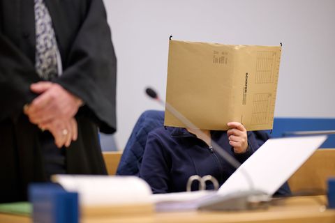 Die Großeltern mütterlicherseits sind wegen Beihilfe angeklagt. (Archivbild) Foto: Bernd Thissen/dpa