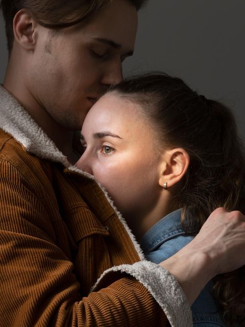 Schwer lässt sich der Moment benennen, an dem die Zweifel einzogen, die Unsicherheit, ob zwei Menschen noch genug verbindet – oder ob lediglich die Angst vor Veränderung sie zusammenbleiben lässt  