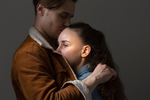 Schwer lässt sich der Moment benennen, an dem die Zweifel einzogen, die Unsicherheit, ob zwei Menschen noch genug verbindet – oder ob lediglich die Angst vor Veränderung sie zusammenbleiben lässt  