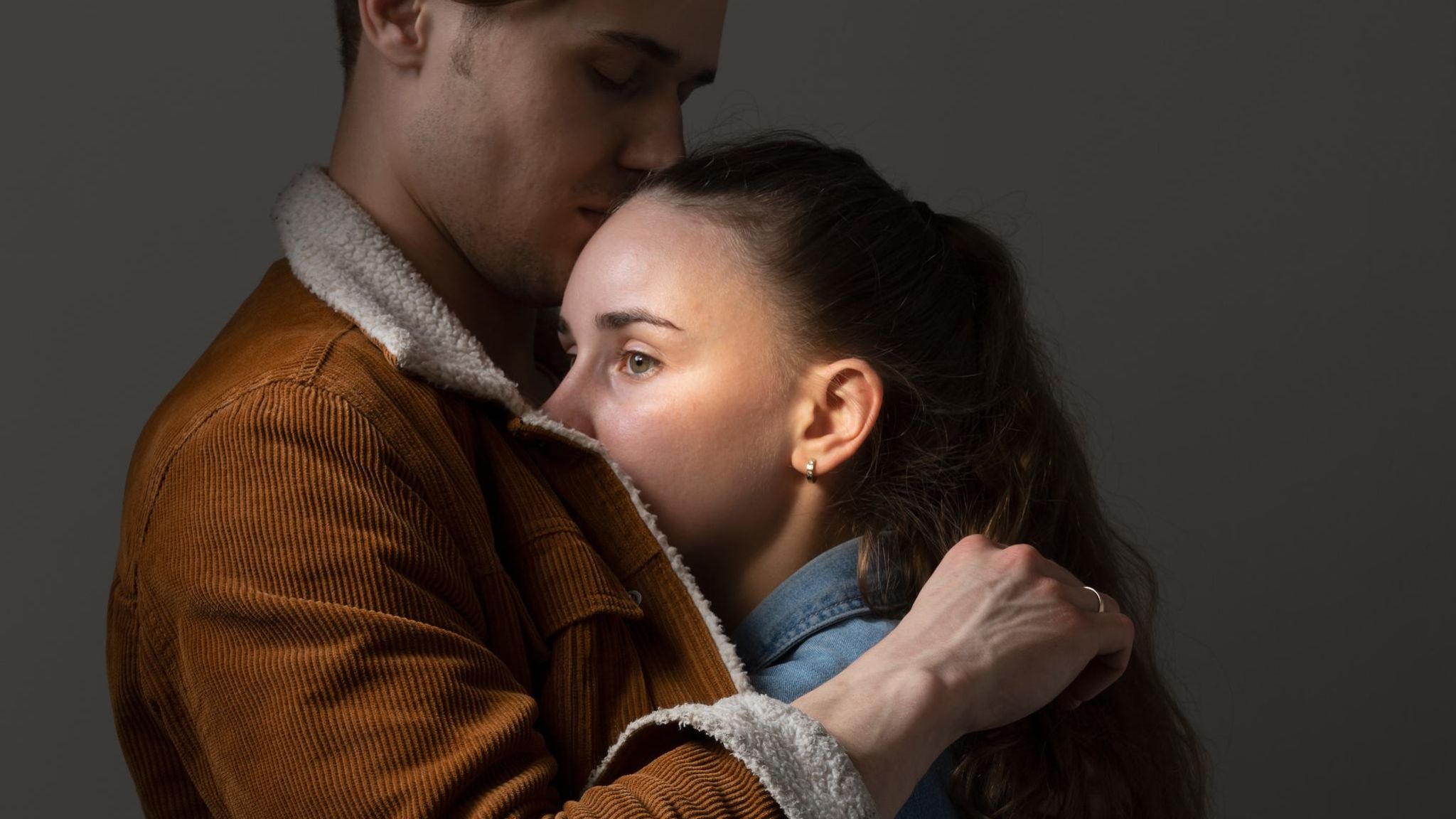 Schwer lässt sich der Moment benennen, an dem die Zweifel einzogen, die Unsicherheit, ob zwei Menschen noch genug verbindet – oder ob lediglich die Angst vor Veränderung sie zusammenbleiben lässt  