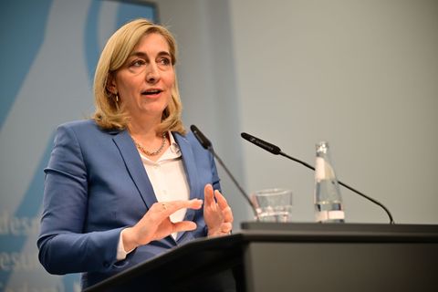 Gesundheitsministerin Nina Warken kündigt zahlreiche Einschnitte an. Foto: Sebastian Gollnow/dpa