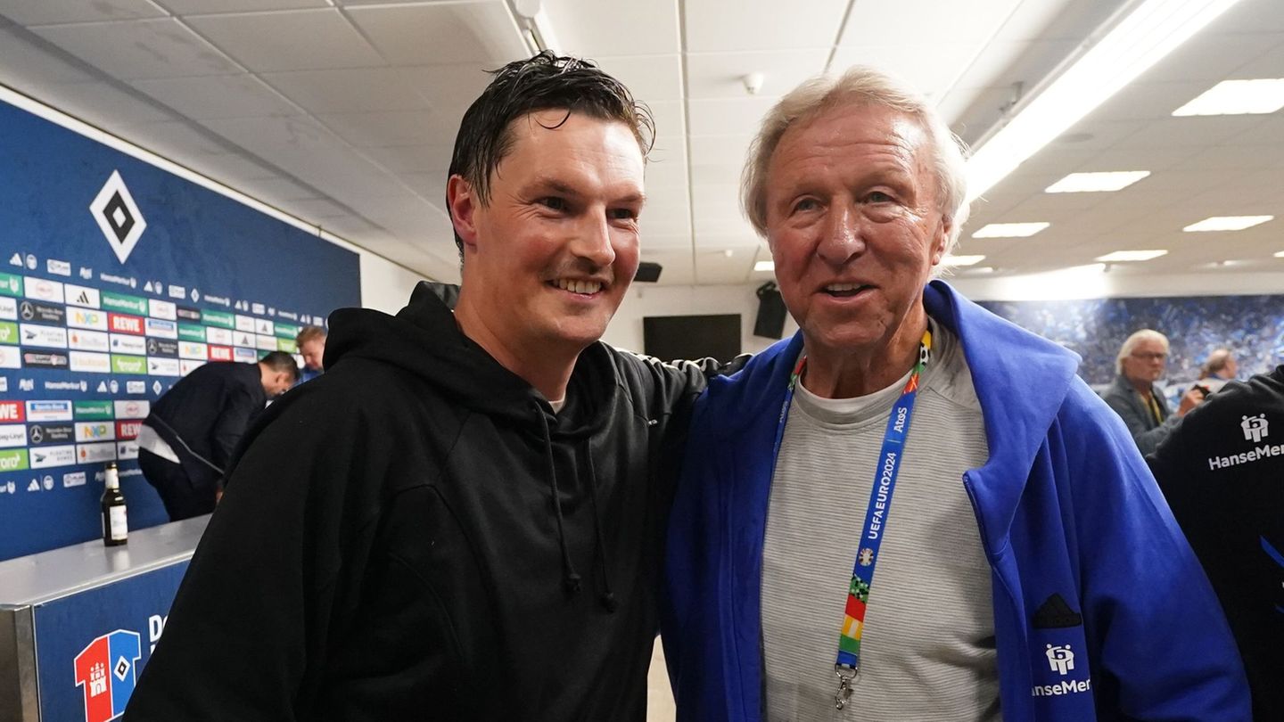 HSV-Trainer Merlin Polzin (l) und HSV-Idol Horst Hrubesch nach dem Aufstieg der Hanseaten im vergangenen Jahr. (Archivbild) Foto