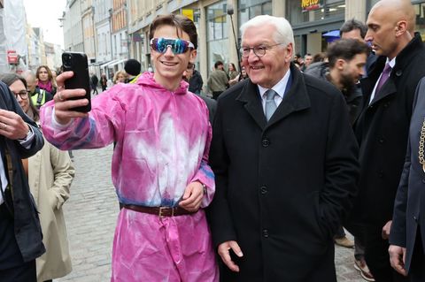 Immer wieder musste das deutsche Staatsoberhaupt für Selfies anhalten. Foto: Jens Büttner/dpa
