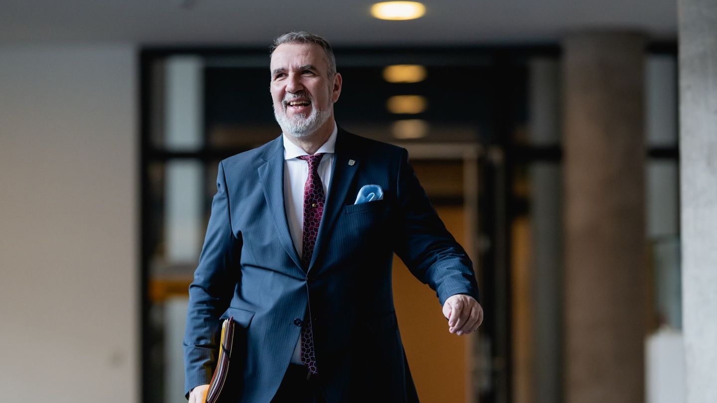 Thüringens Bauminister Steffen Schütz (BSW) sieht großes Potenzial im Holzbau. (Archivbild) Foto: Jacob Schröter/dpa