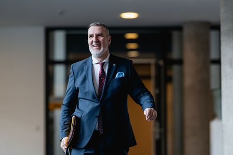 Thüringens Bauminister Steffen Schütz (BSW) sieht großes Potenzial im Holzbau. (Archivbild) Foto: Jacob Schröter/dpa