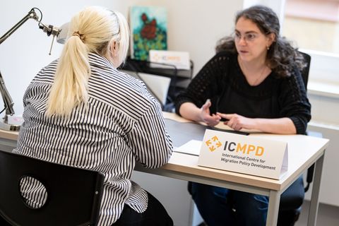 In dem neuen Zentrum in Berlin können sich Ukrainerinnen und Ukrainer auf eine Rückkehr in ihr Herkunftsland vorbereiten beziehu