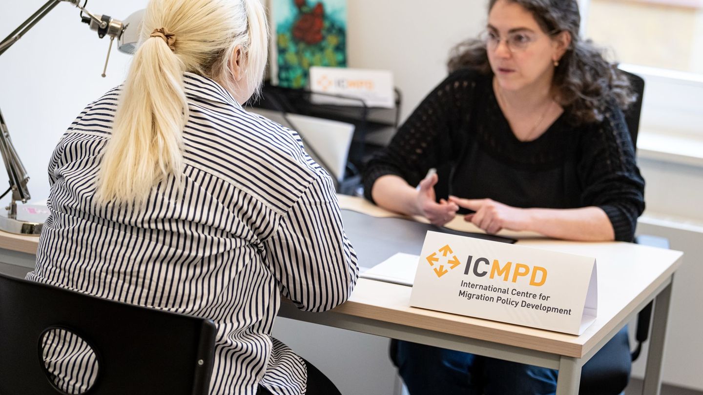 In dem neuen Zentrum in Berlin können sich Ukrainerinnen und Ukrainer auf eine Rückkehr in ihr Herkunftsland vorbereiten beziehu