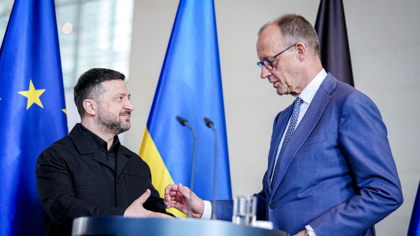 Der ukrainische Präsident Wolodymyr Selenskyj (l.) und Bundeskanzler Friedrich Merz beim Treffen in Berlin