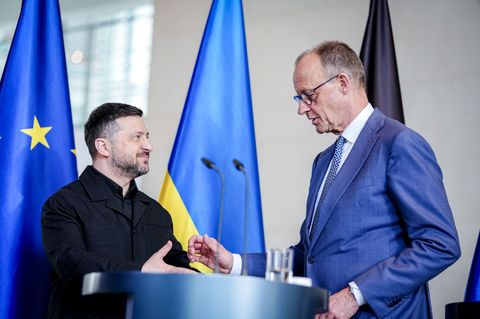 Der ukrainische Präsident Wolodymyr Selenskyj (l.) und Bundeskanzler Friedrich Merz beim Treffen in Berlin