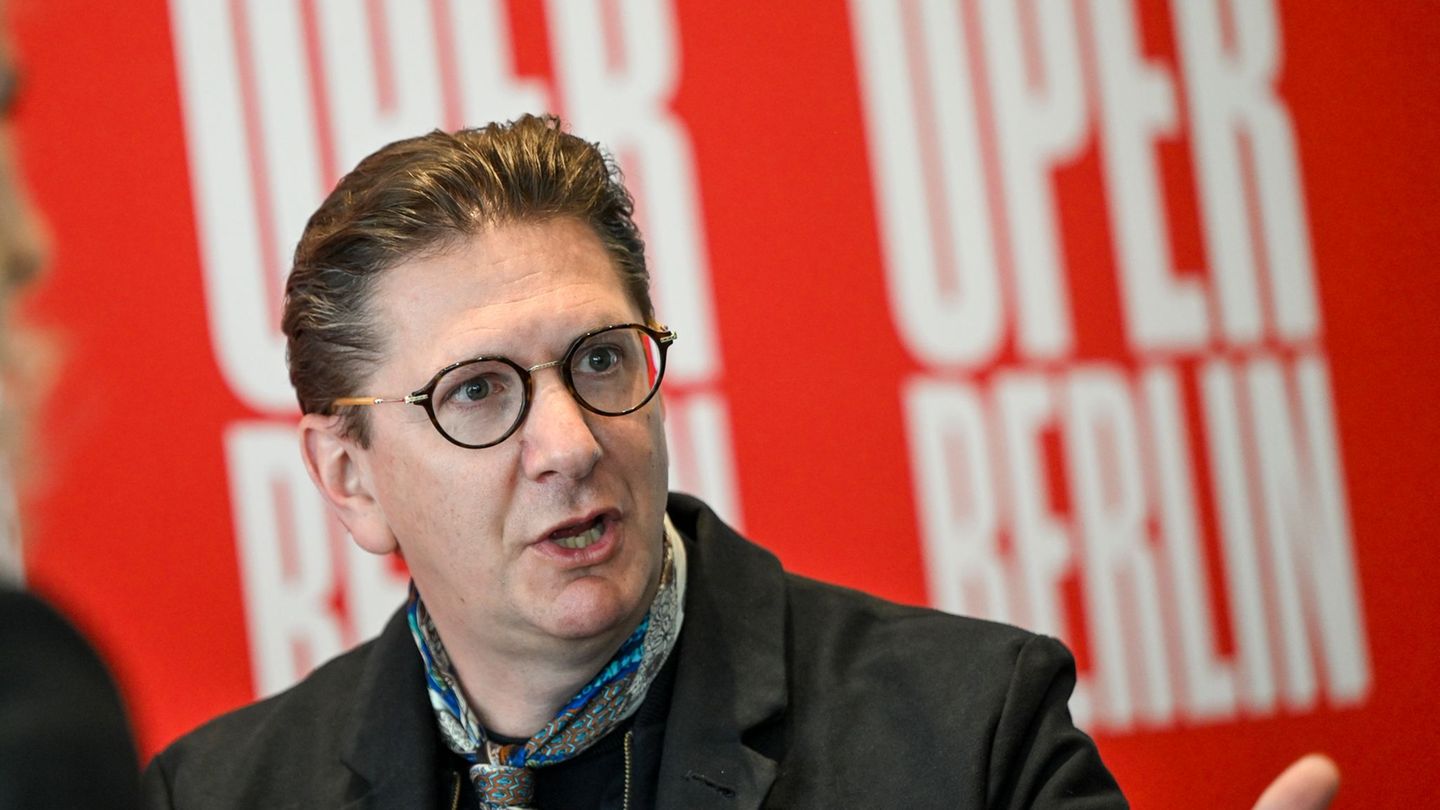 Aviel Cahn hat die Pläne für seine erste Spielzeit vorgestellt. Foto: Jens Kalaene/dpa