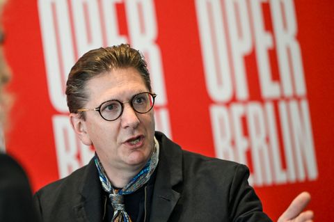 Aviel Cahn hat die Pläne für seine erste Spielzeit vorgestellt. Foto: Jens Kalaene/dpa