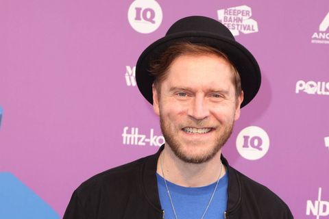 Johannes Oerding ist für seine lockere Art bekannt. Er musiziert gerne mit Kolleginnen und Kollegen - da passt "Sing meinen So