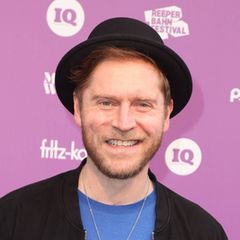 Johannes Oerding ist für seine lockere Art bekannt. Er musiziert gerne mit Kolleginnen und Kollegen - da passt "Sing meinen So