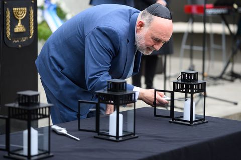 Gedenken an die Opfer des Holocaust: der israelische Botschafter in Deutschland, Ron Prosor, entzündet in der Gedenkstätte Sachs