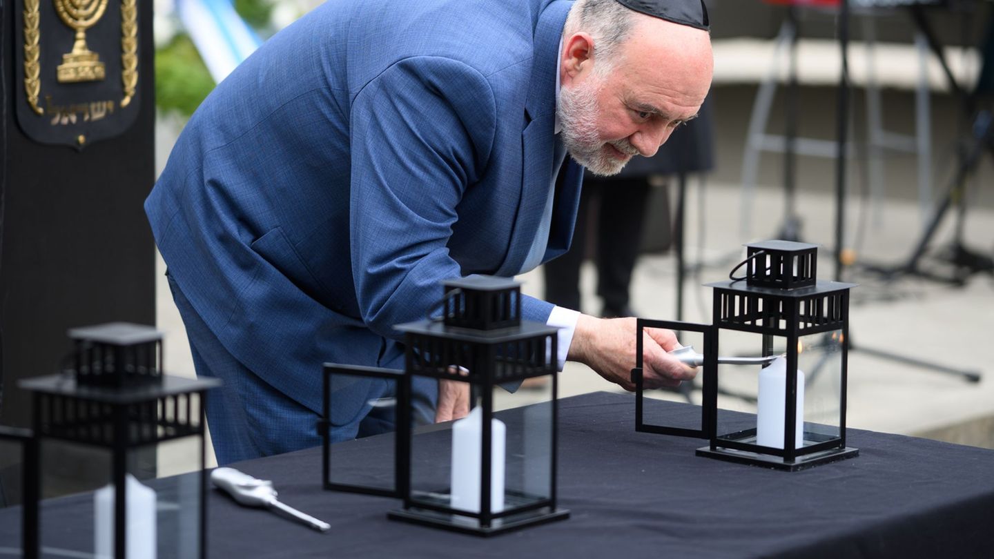 Gedenken an die Opfer des Holocaust: der israelische Botschafter in Deutschland, Ron Prosor, entzündet in der Gedenkstätte Sachs