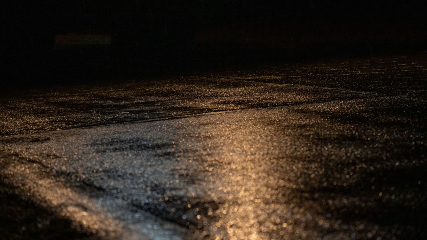 Wohl weil er auf der nassen Fahrbahn zu schnell unterwegs war, verlor der Fahrer die Kontrolle über seinen Transporter. (Symbolb