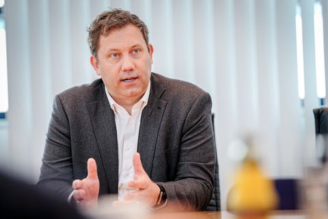Für SPD-Chef Lars Klingbeil kommt es jetzt auf eine zügige Umsetzung von Entlastungen an. Foto: Kay Nietfeld/dpa