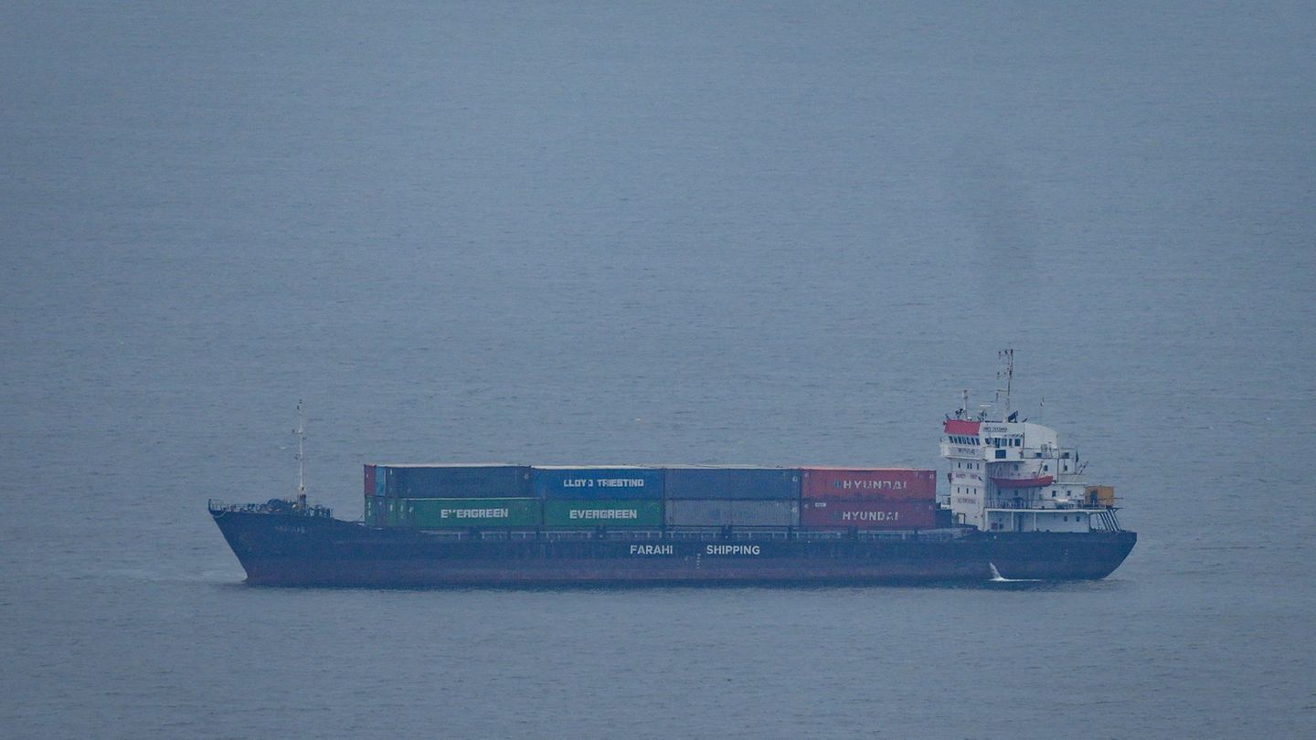 Die Behinderungen der Schifffahrt durch den Iran-Krieg belasten die Weltwirtschaft. Foto: Uncredited/AP/dpa