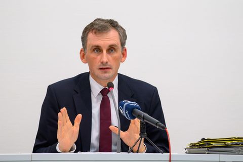 Sachsen-Anhalts Bildungsminister Jan Riedel (CDU) bittet die Lehrkräfte um freiwillige Mehrstunden. (Archivbild) Foto: Klaus-Die