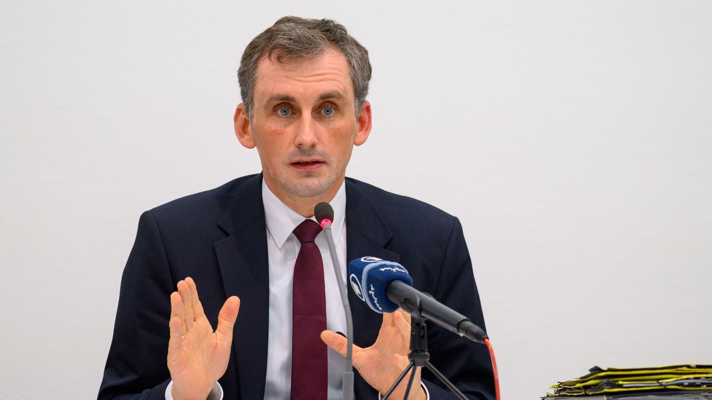 Sachsen-Anhalts Bildungsminister Jan Riedel (CDU) bittet die Lehrkräfte um freiwillige Mehrstunden. (Archivbild) Foto: Klaus-Die