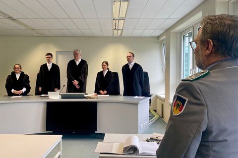 Die Richter des Verwaltungsgerichts und der Prozessvertreter der Bundeswehr vor Beginn der Verhandlung. Foto: Torsten Holtz/dpa