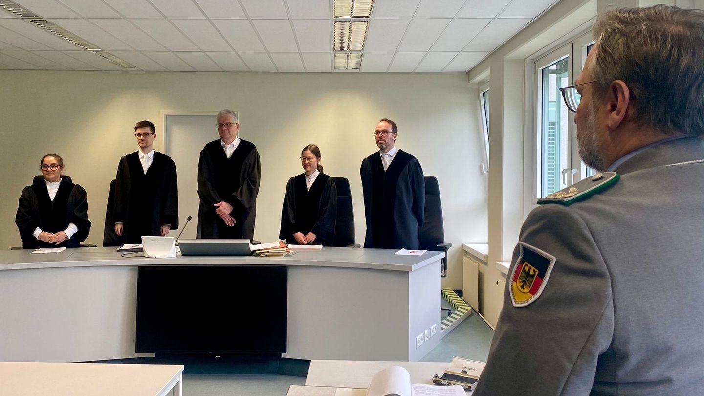 Die Richter des Verwaltungsgerichts und der Prozessvertreter der Bundeswehr vor Beginn der Verhandlung. Foto: Torsten Holtz/dpa