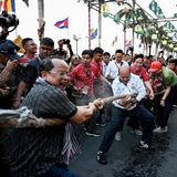 Phnom Penh, Kambodscha. In der Politik geht es manchmal zu wie beim Tauziehen. Bei Debatten, Wahlen oder Gesetzen zerren zwei gegnerische Politiker oder Parteien so lange aneinander, bis einer von ihnen die Oberhand hat. Das weiß Kambodschas Vizepremierminister Hun Many (Mitte). Hier spielt er jedoch mit Bürgern Tauziehen während der Feierlichkeiten zum kambodschanischen Neujahrsfest, das als Nokor Sankranta bekannt ist.