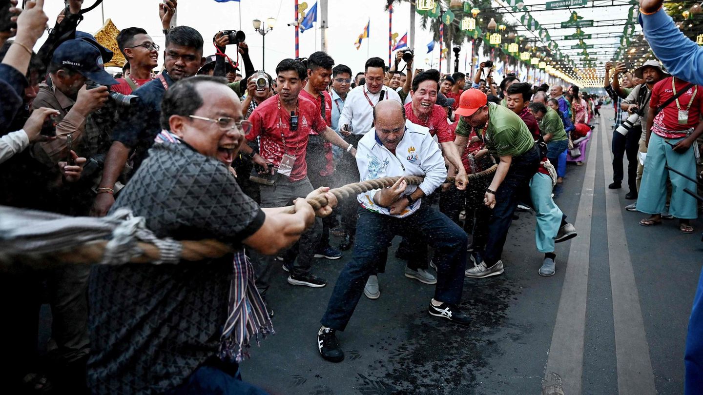 Phnom Penh, Kambodscha. In der Politik geht es manchmal zu wie beim Tauziehen. Bei Debatten, Wahlen oder Gesetzen zerren zwei gegnerische Politiker oder Parteien so lange aneinander, bis einer von ihnen die Oberhand hat. Das weiß Kambodschas Vizepremierminister Hun Many (Mitte). Hier spielt er jedoch mit Bürgern Tauziehen während der Feierlichkeiten zum kambodschanischen Neujahrsfest, das als Nokor Sankranta bekannt ist.