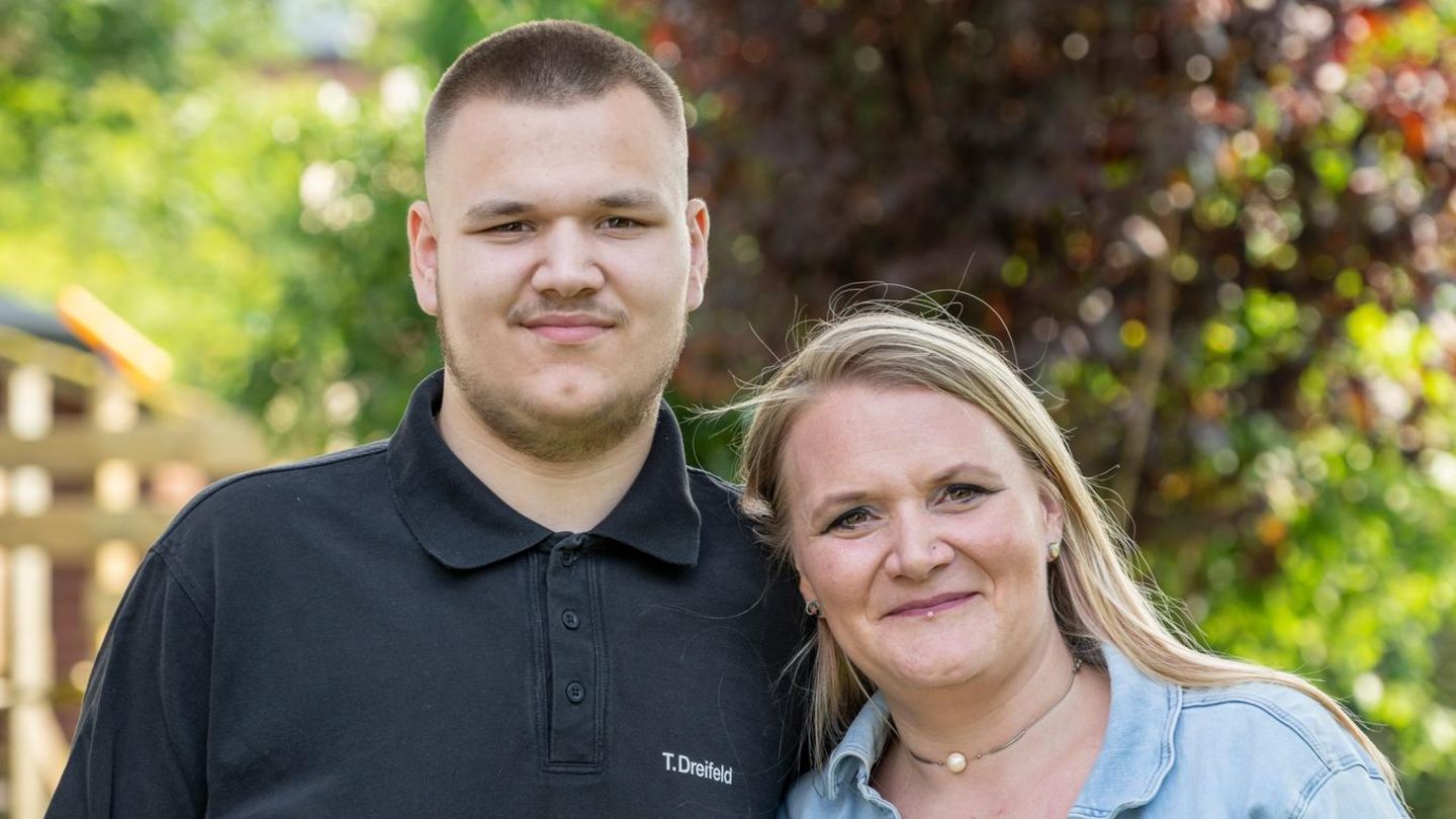 Junger Mann mit kurzen Haaren und blonde Frau mit Halskette. Sie war glücksspielsüchtig.