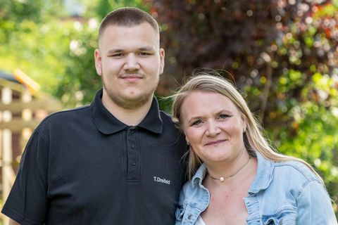 Junger Mann mit kurzen Haaren und blonde Frau mit Halskette. Sie war glücksspielsüchtig.