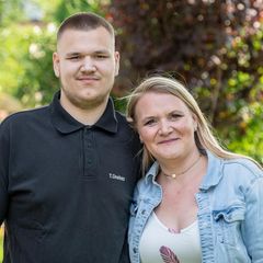 Junger Mann mit kurzen Haaren und blonde Frau mit Halskette. Sie war glücksspielsüchtig.