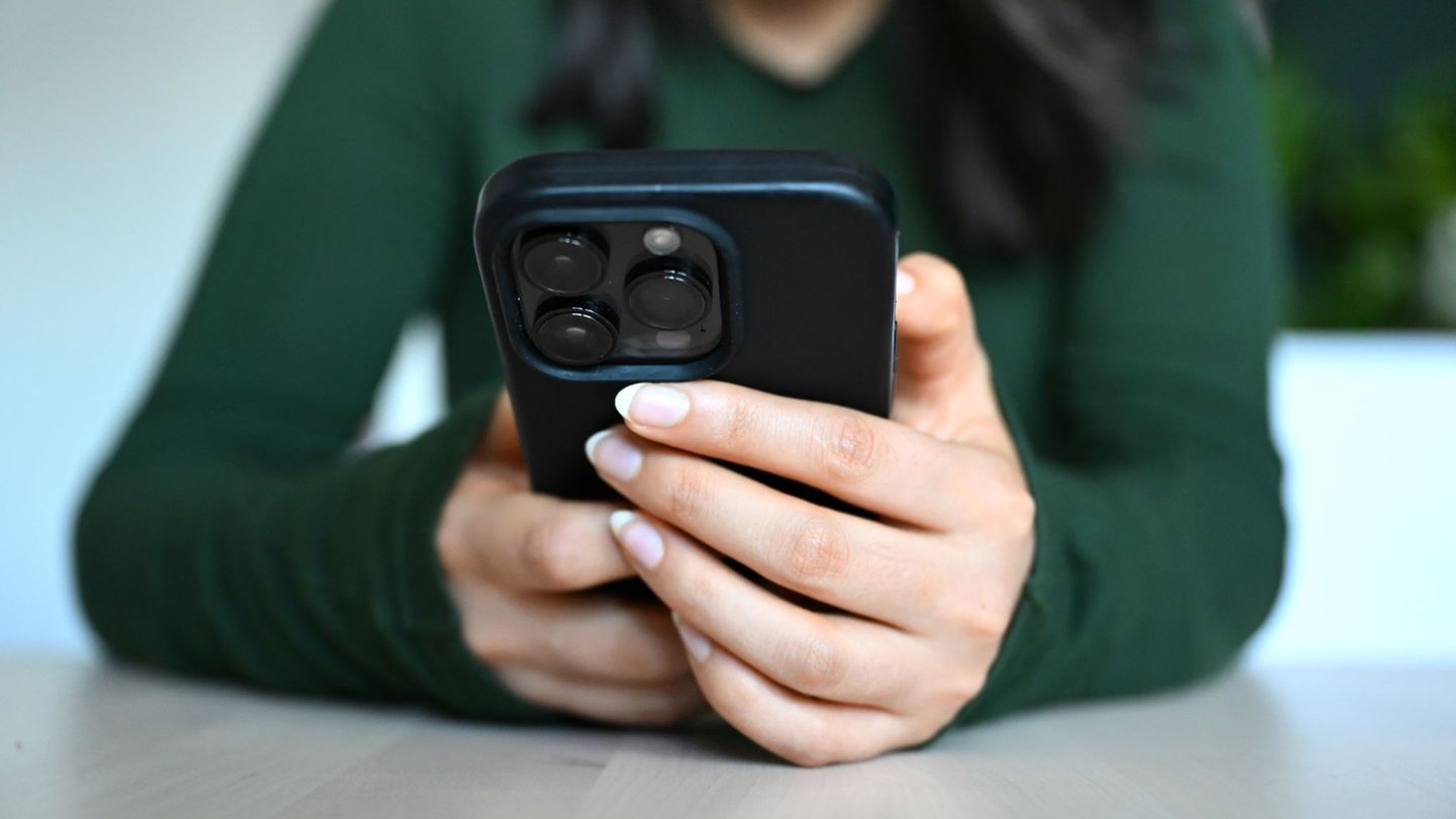 Betroffene sexualisierter Gewalt im Netz sollen in Thüringen in bestimmten Fällen Ausleih-Geräte bekommen können. (Symbolbild) F