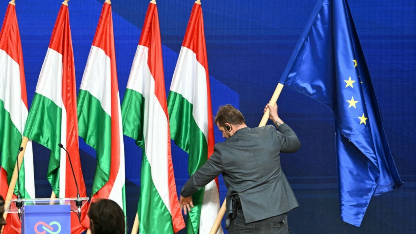 EU-Flagge neben ungarischen in Budapest am Montag