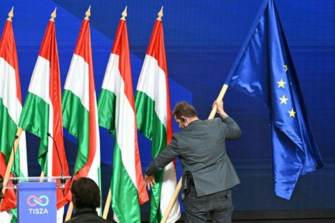 EU-Flagge neben ungarischen in Budapest am Montag