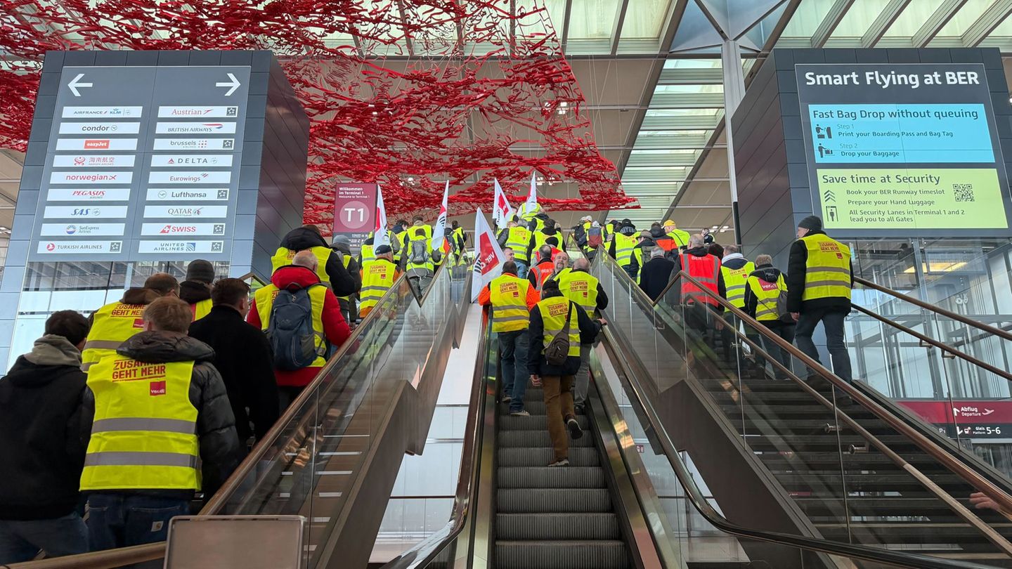 Infolge eines Warnstreiks im Tarifkonflikt mit der BER-Betreibergesellschaft kam der Flugbetrieb Mitte März für einen Tag vollst