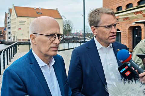 Günther und Tschentscher wollen die Kooperationen der Häfen im Ostseeraum in Sicherheitsfrage voranbringen. Foto: Martin Fischer