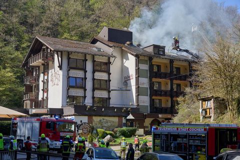 Die Feuerwehr war bei dem Brand mit einem Großaufgebot im Einsatz. (Archivfoto) Foto: Sascha Ditscher/dpa