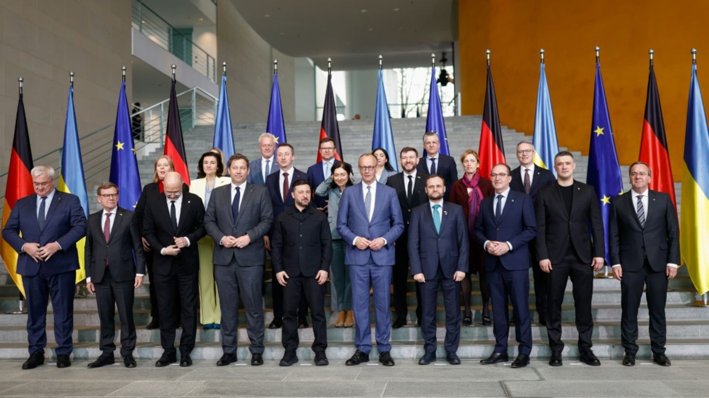 Gruppenfoto der deutsch-ukrainischen Regierungskonsultation