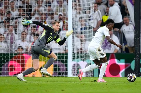 Auch in diesem Duell mit Real-Star Vinicius Junior war Manuel Neuer (l) in Madrid der Sieger. (Archivbild) Foto: Jose Breton/AP/