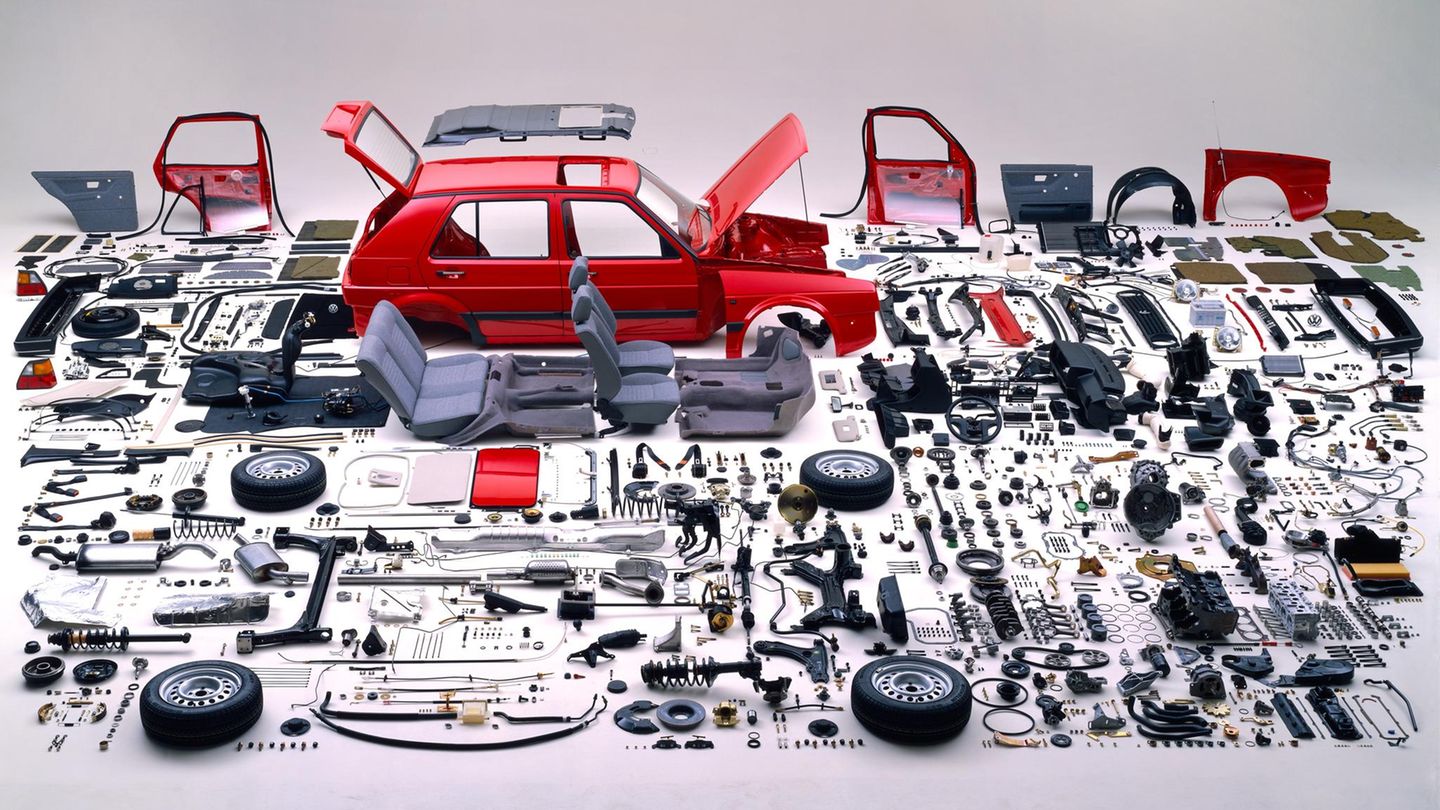Ein Kunstwerk für Volkswagen, hunderte Einzelteile eines Autos