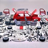 Ein Kunstwerk für Volkswagen, hunderte Einzelteile eines Autos