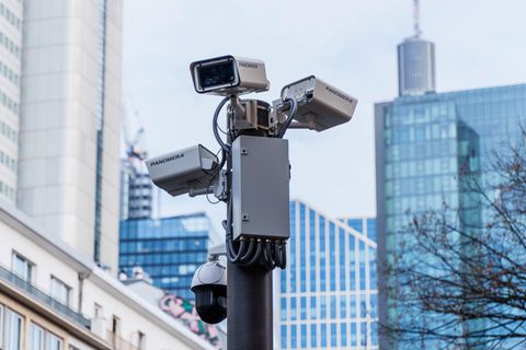 Auf der Frankfurter Zeil kommt eine weitere Anlage zur Videoüberwachung hinzu (Archivbild). Foto: Andreas Arnold/dpa