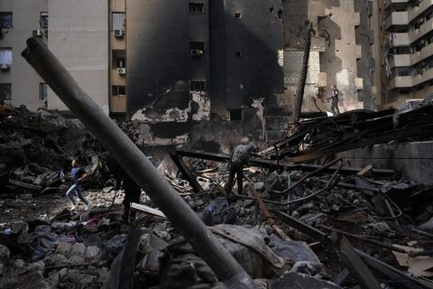 Im Libanon bekämpft Israel derzeit die Hisbollah-Miliz, auch die Zivilbevölkerung leidet darunter. Foto: Hassan Ammar/AP/dpa