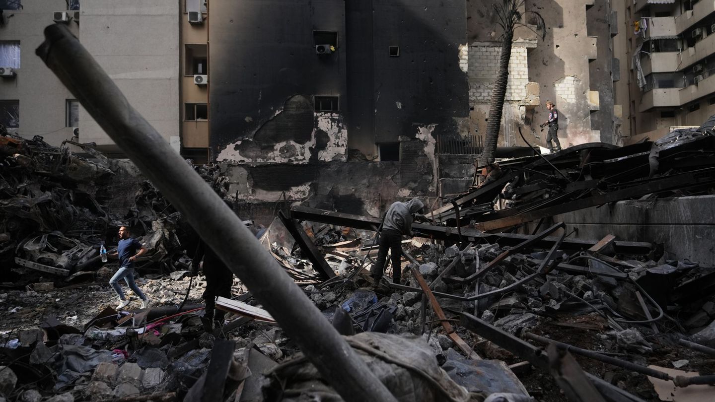 Im Libanon bekämpft Israel derzeit die Hisbollah-Miliz, auch die Zivilbevölkerung leidet darunter. Foto: Hassan Ammar/AP/dpa