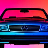 Ein Autoporträt eines Mercedes, der Hintergrund leuchtet pink-orange