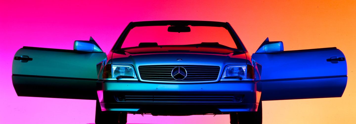 Ein Autoporträt eines Mercedes, der Hintergrund leuchtet pink-orange