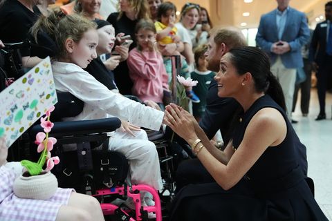 Meghan und Harry besuchten Patienten einer Kinderklinik und deren Angehörige. Foto: Jonathan Brady/PA Wire Pool/dpa