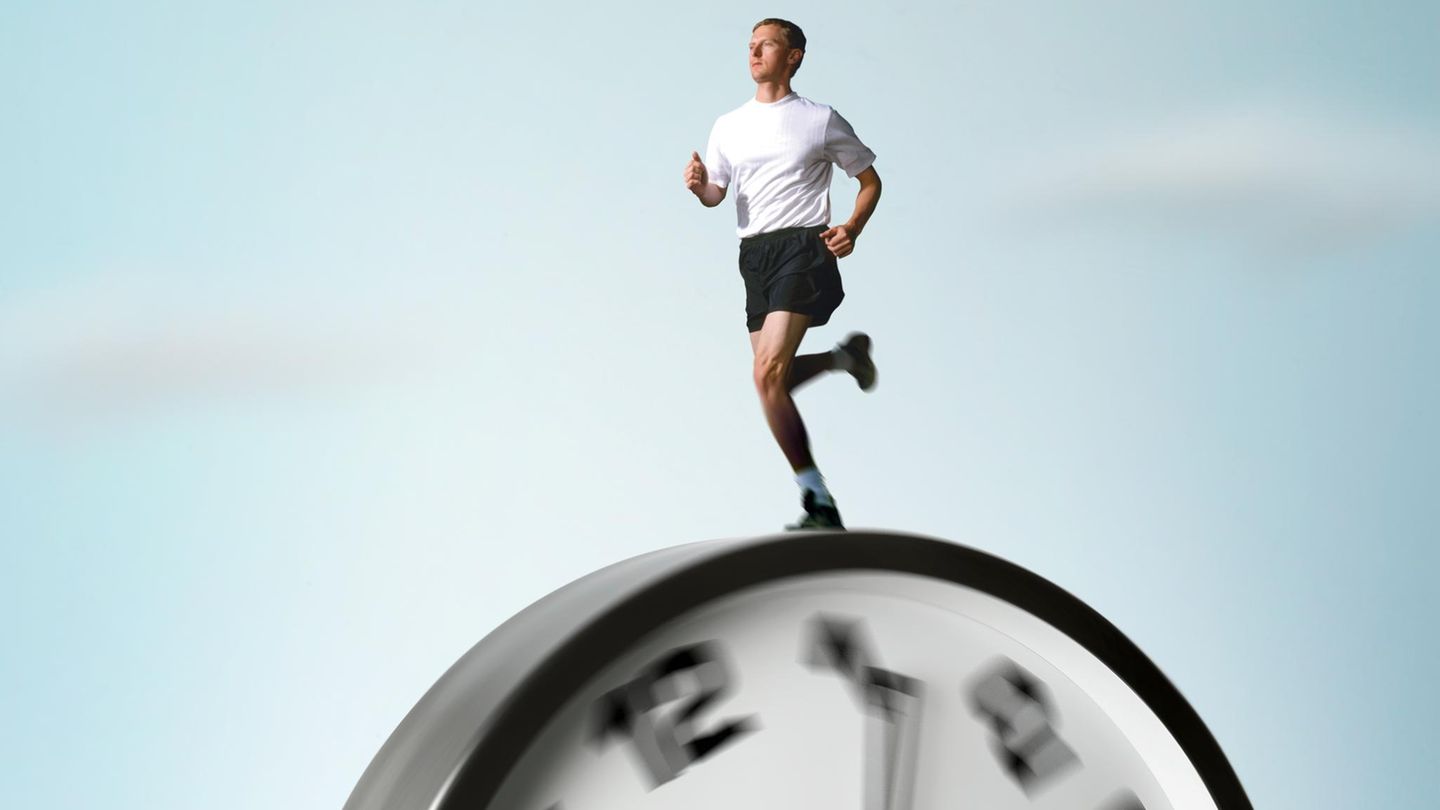 Chronobiologie: Ein Mann läuft auf einer Uhr