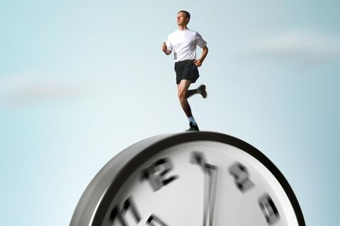 Chronobiologie: Ein Mann läuft auf einer Uhr